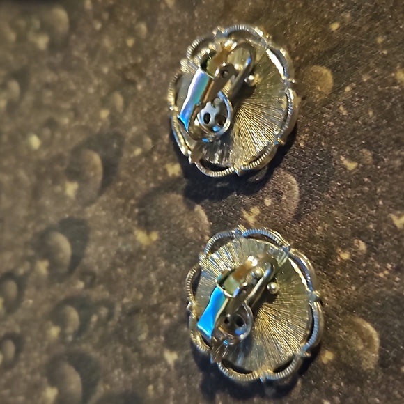 COPY - Vintage Silvertone Clip Earrings - Picture 3 of 3